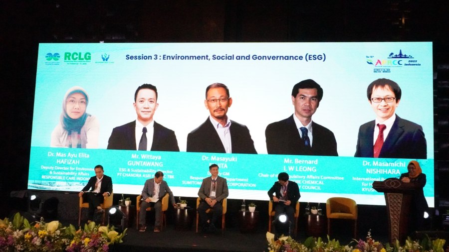 Dr. Masayu Elita Hafizah (PT Evonik), a panel comprising Mr. Wittaya Guntawang (PT Chandra Asri Pacific, Tbk), Dr. Masayuki Fujita (Sumitomo Chemical Co. Ltd, JCIA), Mr. Bernard Leong (PCS Pty. Ltd, SCIC), and Dr. Masamichi Nishihara Dr. Masayu Elita Hafizah (PT Evonik), a panel comprising Mr. Wittaya Guntawang (PT Chandra Asri Pacific, Tbk), Dr. Masayuki Fujita (Sumitomo Chemical Co. Ltd, JCIA), Mr. Bernard Leong (PCS Pty. Ltd, SCIC), and Dr. Masamichi Nishihara