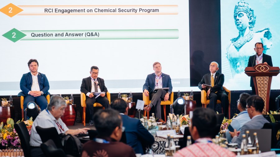 Mr. Dato’ Muhtar Hashim (CICM). With Mr. Riswan Sipayung (PT Dow Indonesia ), Mr. Muhammad Anas Danial (CICM), Mr. F. Purwanto (PT Pupuk Kaltim;) and Mr. Daniel Forest (ACC) Mr. Dato’ Muhtar Hashim (CICM). With Mr. Riswan Sipayung (PT Dow Indonesia ), Mr. Muhammad Anas Danial (CICM), Mr. F. Purwanto (PT Pupuk Kaltim;) and Mr. Daniel Forest (ACC)