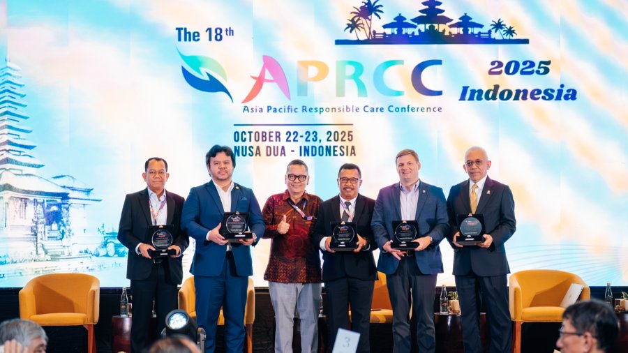 Mr. Dato’ Muhtar Hashim (CICM). With Mr. Riswan Sipayung (PT Dow Indonesia ), Mr. Muhammad Anas Danial (CICM), Mr. F. Purwanto (PT Pupuk Kaltim;) and Mr. Daniel Forest (ACC) Mr. Dato’ Muhtar Hashim (CICM). With Mr. Riswan Sipayung (PT Dow Indonesia ), Mr. Muhammad Anas Danial (CICM), Mr. F. Purwanto (PT Pupuk Kaltim;) and Mr. Daniel Forest (ACC)